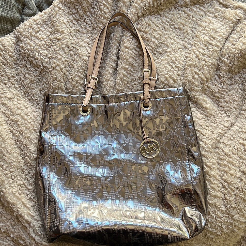 Metallic silver Michael Kors tote bag! 💕🪩